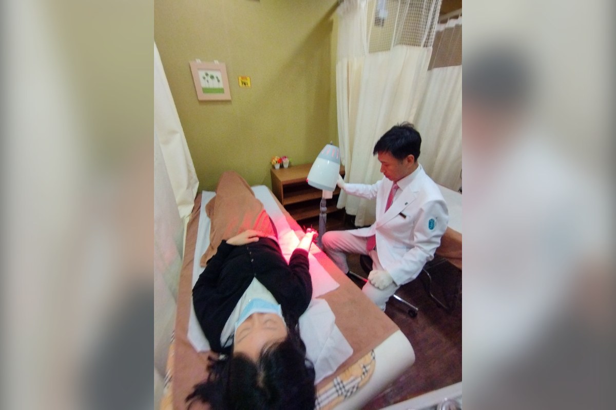 김의정 대표원장은 건선의 범위와 악화 시기를 함께 기록하며 재발 간격을 늘리는 치료를 이어 갑니다.