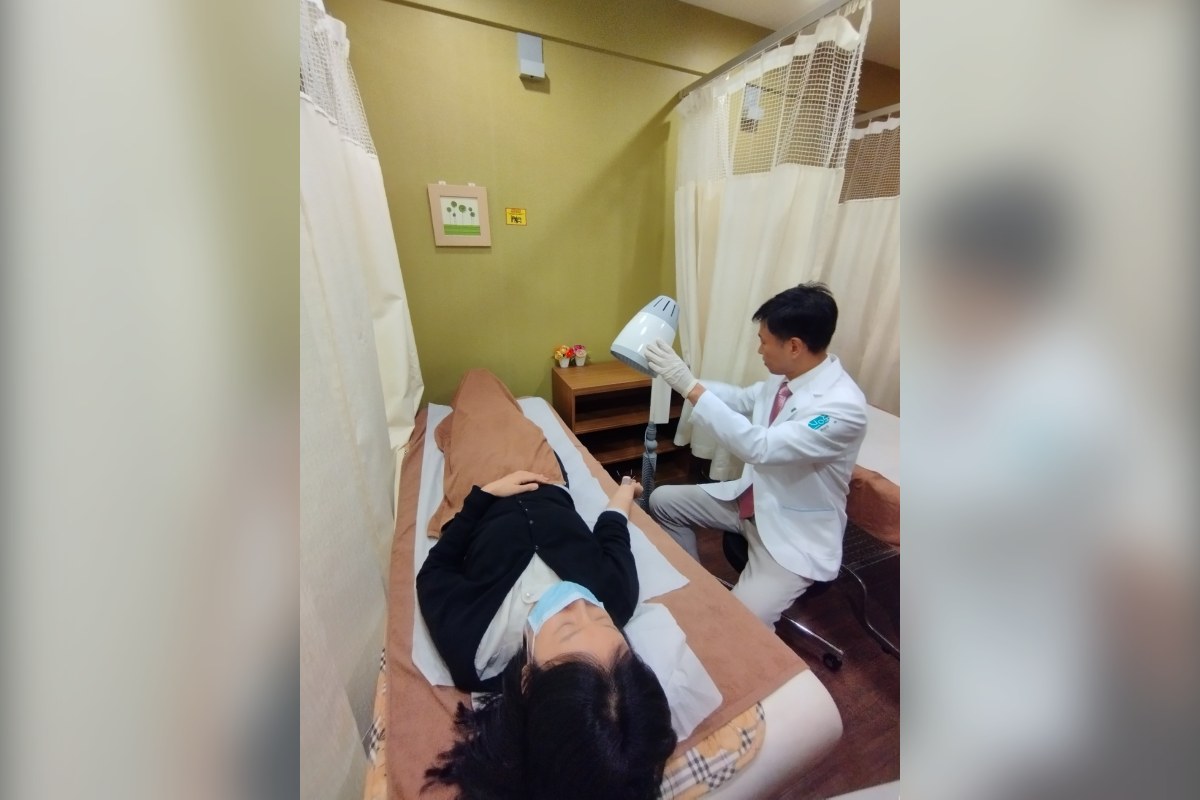 김의정 대표원장은 홍조가 올라오는 상황과 몸의 열 상태를 함께 살펴 치료 방향을 정합니다.