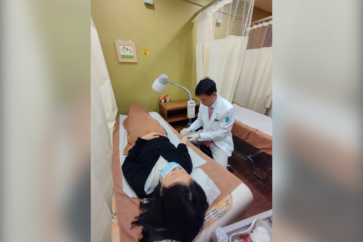 김의정 대표원장은 지루성피부염이 반복되는 생활 리듬과 몸의 열을 함께 살핍니다.